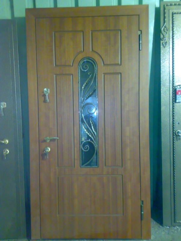 Стальная дверь с арочным окошком и ковочкой