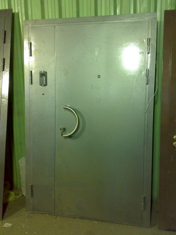 Подъездная дверь с кодовым замком
