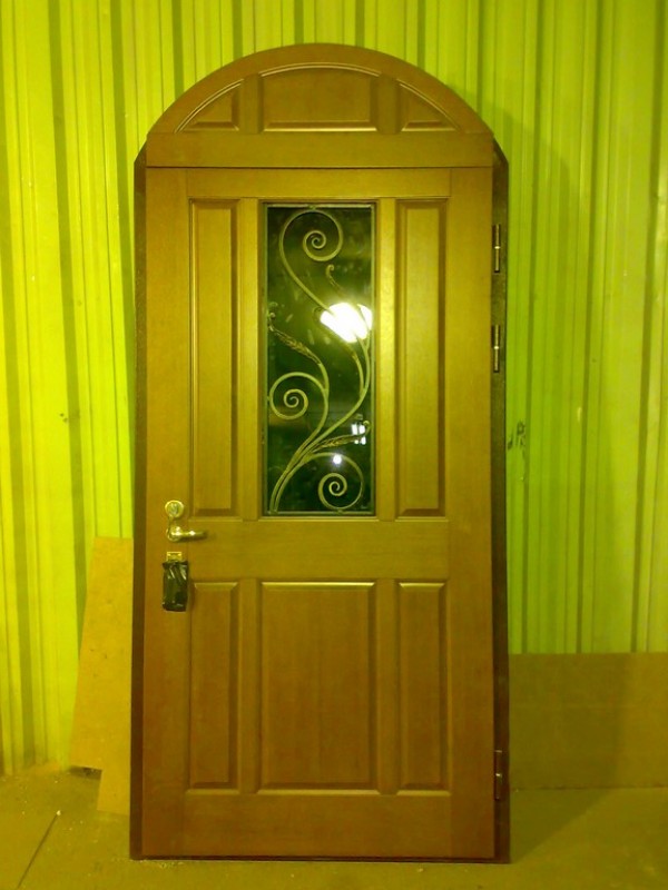 Дверь с арочным добором и прямоугольным стеклопакетом