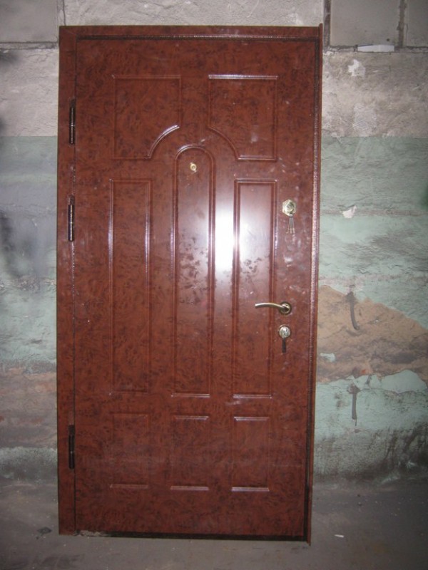 Дверь металлическая с глянцевой антивандальной пленкой