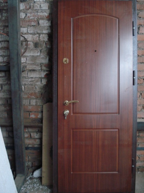 Дверь с вырезанной деревянной накладкой