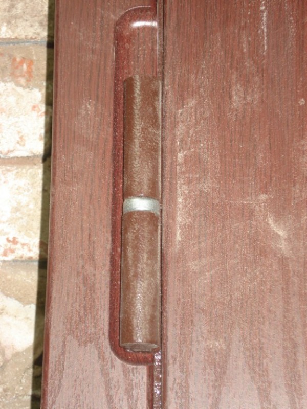 Дверной деревянный наличник и петля