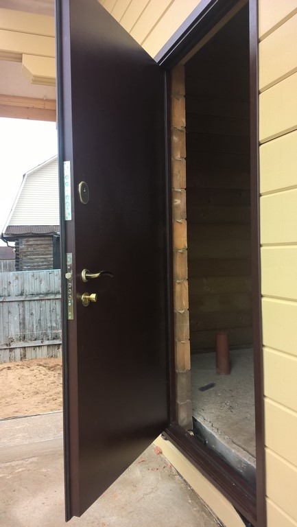Установка стальных дверей с отделкой покрашенным металом с двухсторон