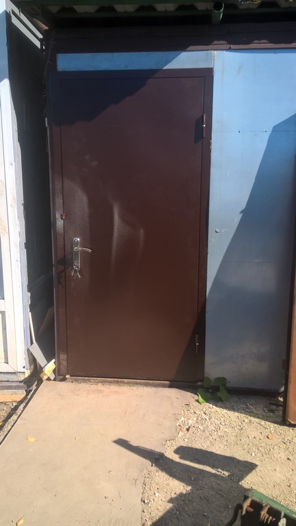 Железные двери в тамбур с завода
