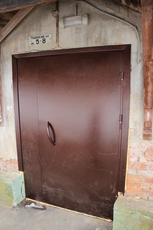 Железные входные двери с боковым добором 