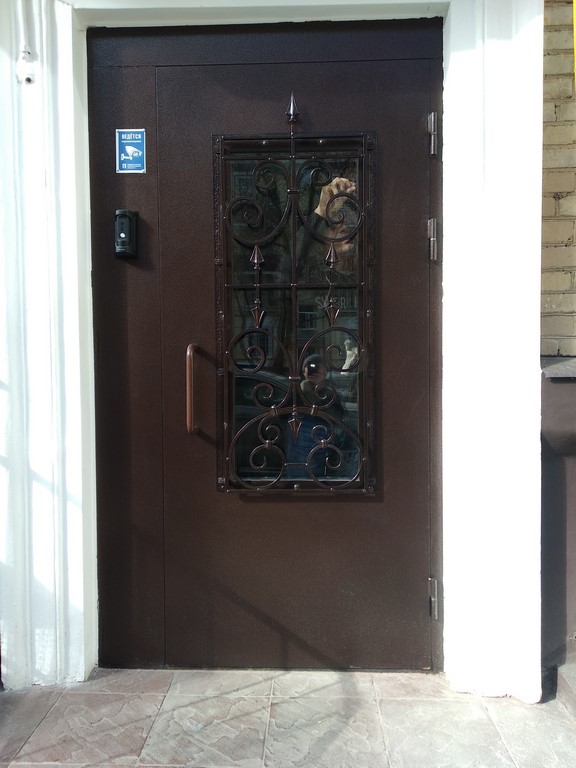 Металлические двери с ковкой и стеклом в Реутове