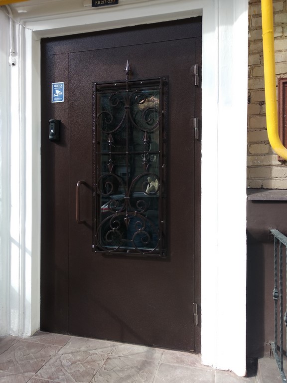 Уличные двери с теклом и кованым рисунком Некрасовка
