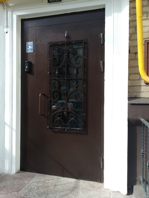 Фото подъездных дверей с ковкой и стеклом Волоколамск