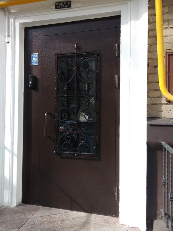 Двери для подъезда стальные с ковеой и стеклом в Красногорске