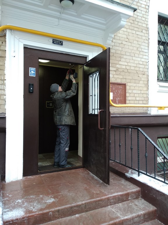 Поршковые окрасы металлических дверей в Московском