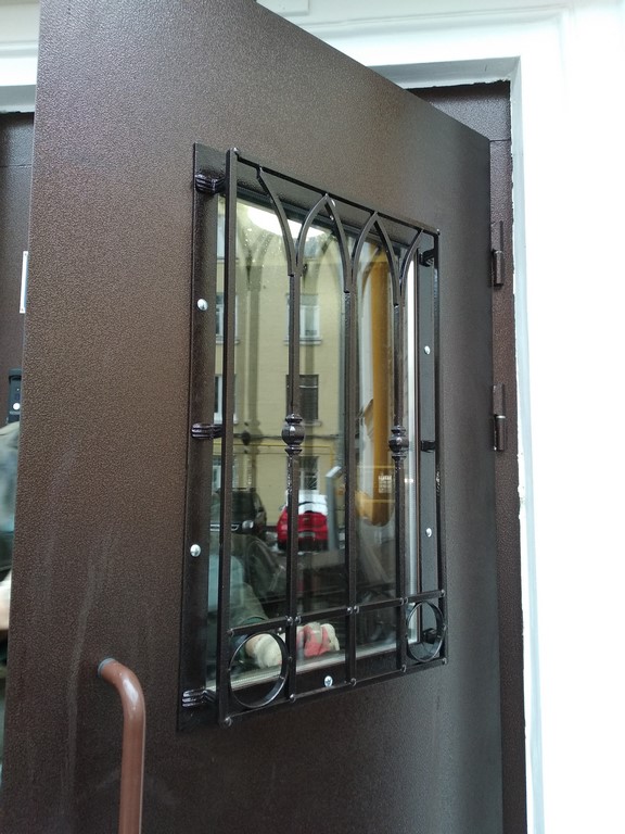 Фото дверей с ковкой и стеклом в Одинцово