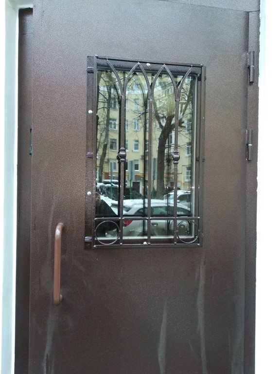 Порошковые двери с ковкой и стеклом в Реутове